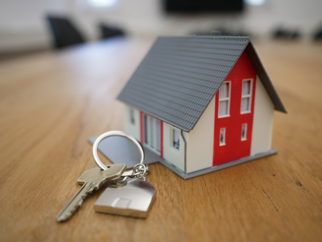 mini home and car keys representing insurance policies